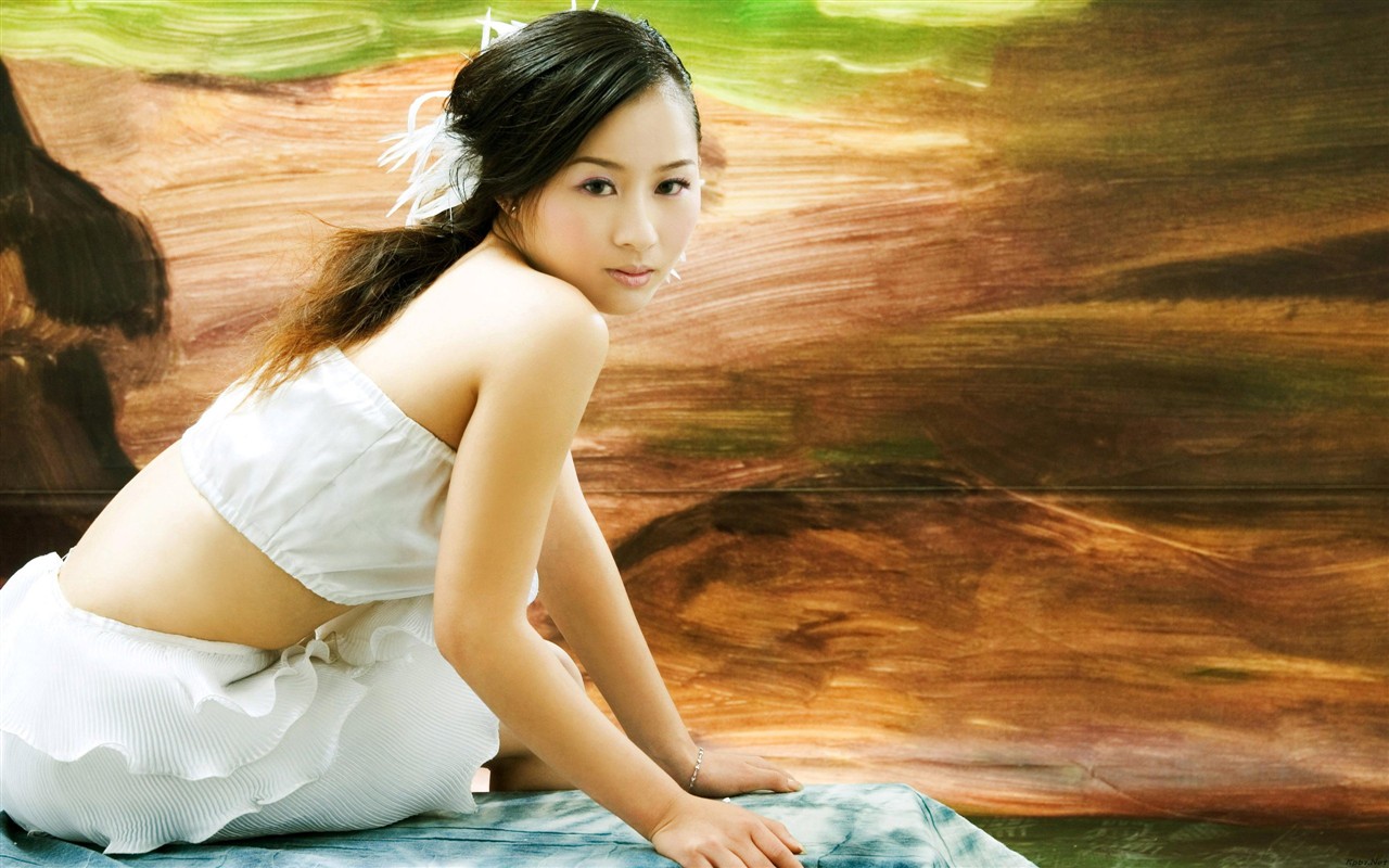 油畫背景前的白衣美女 #4 - 1280x800