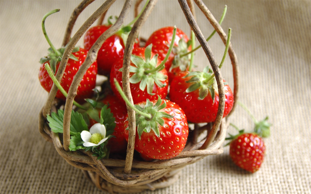 HD wallpaper fresh strawberries #12 - 1280x800