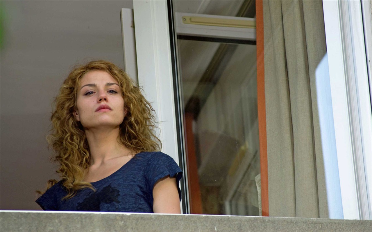 Dívka na tapetu vlaku HD #1 - 1280x800