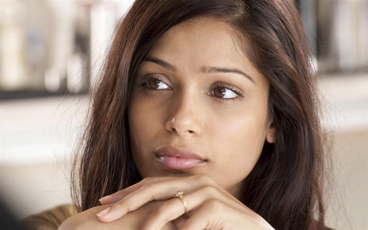 Freida Pinto krásnou tapetu #1 - 1280x800