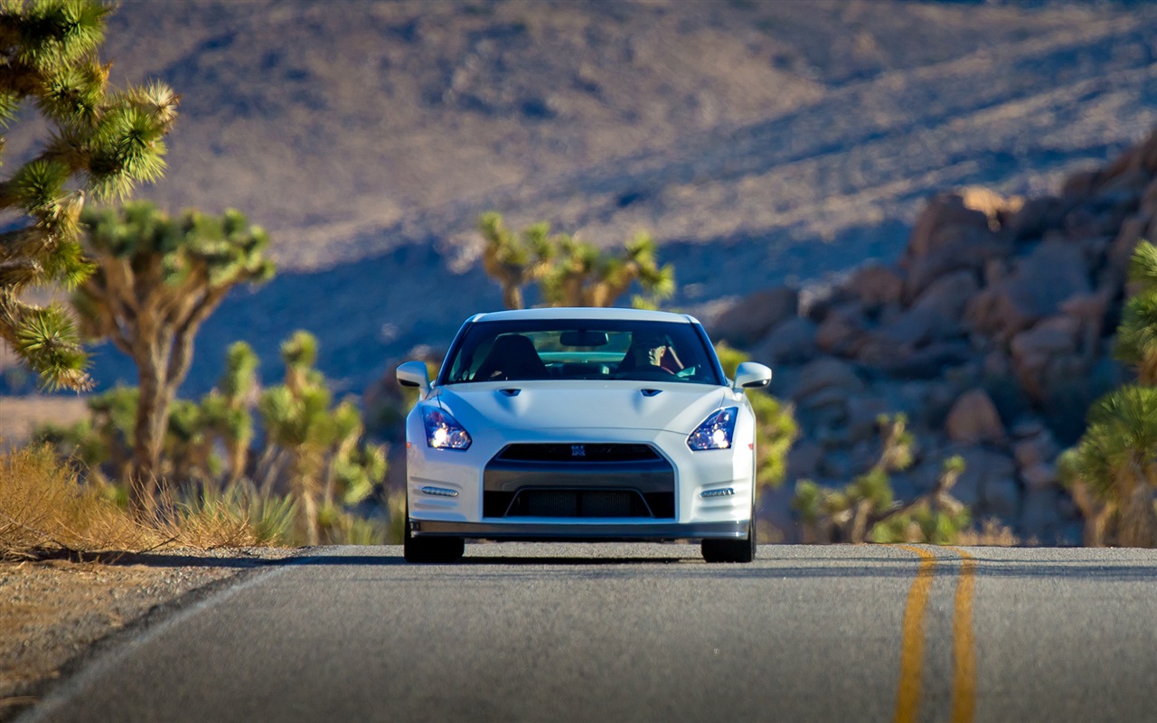 2013 Nissan GT-R R35 USA version 日產美國版高清壁紙 #6 - 1280x800