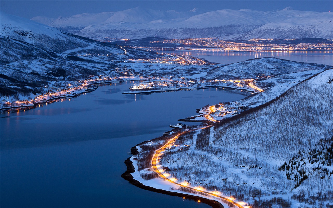 Windows 8 主题高清壁纸：冬季雪的夜景3 - 1280x800