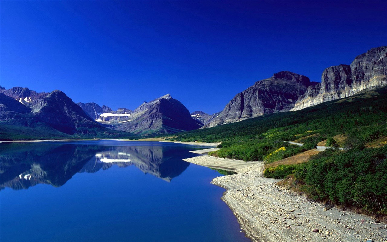 Réflexion dans le fond d'un paysage naturel de l'eau #3 - 1280x800