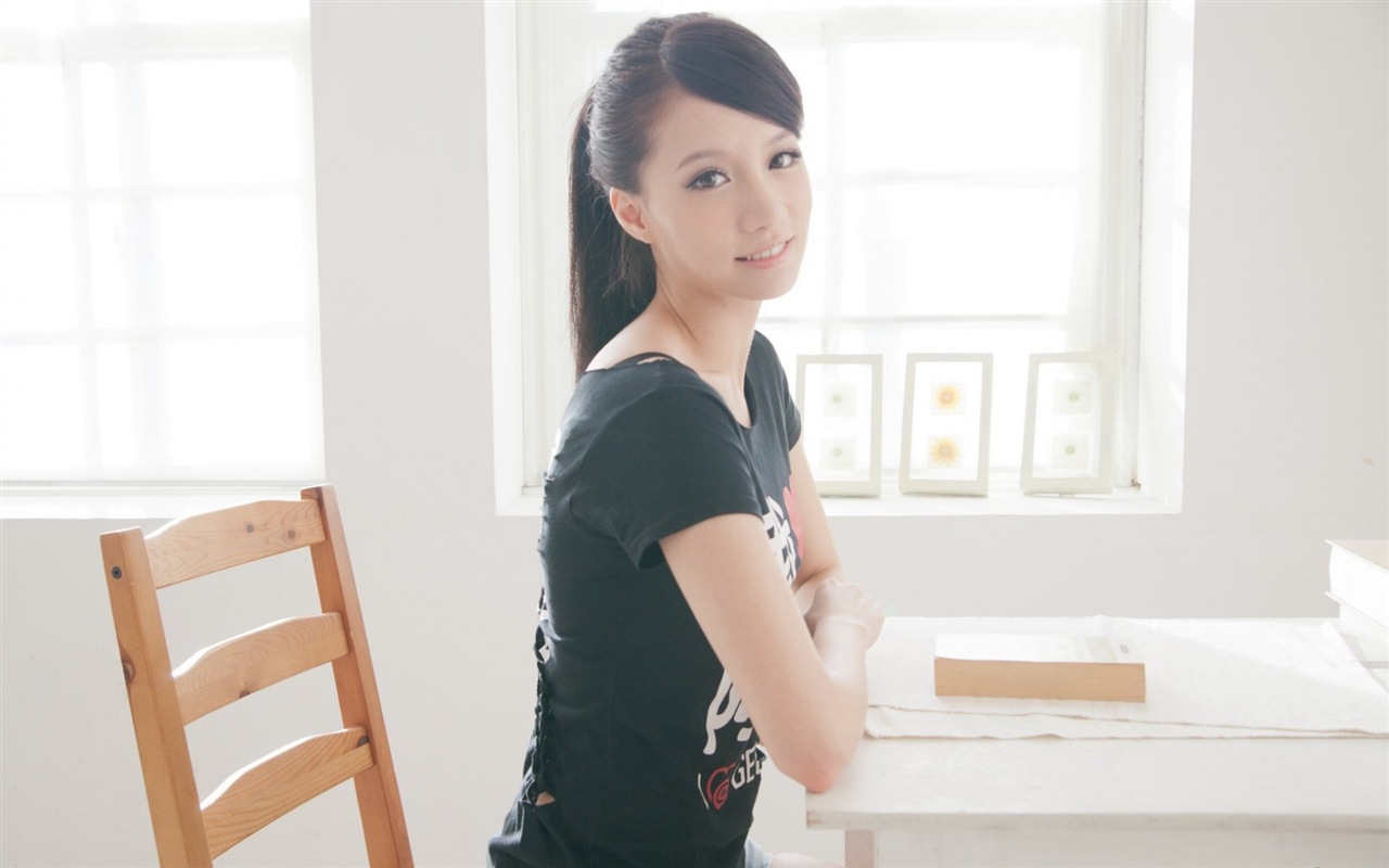 台湾女孩 林采缇 室内高清壁纸4 - 1280x800