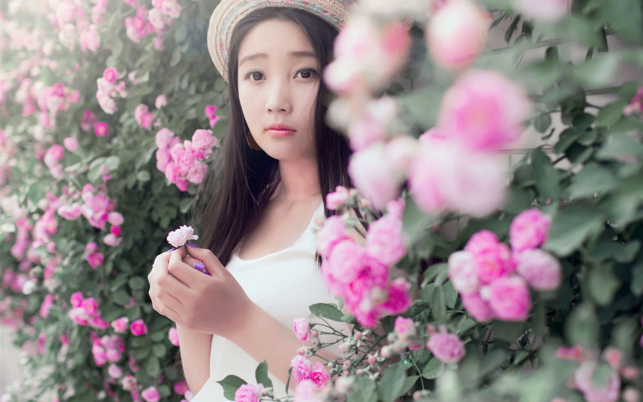 Hermosa chica con fondos de pantalla de alta definición de flores rosas #1 - 1280x800