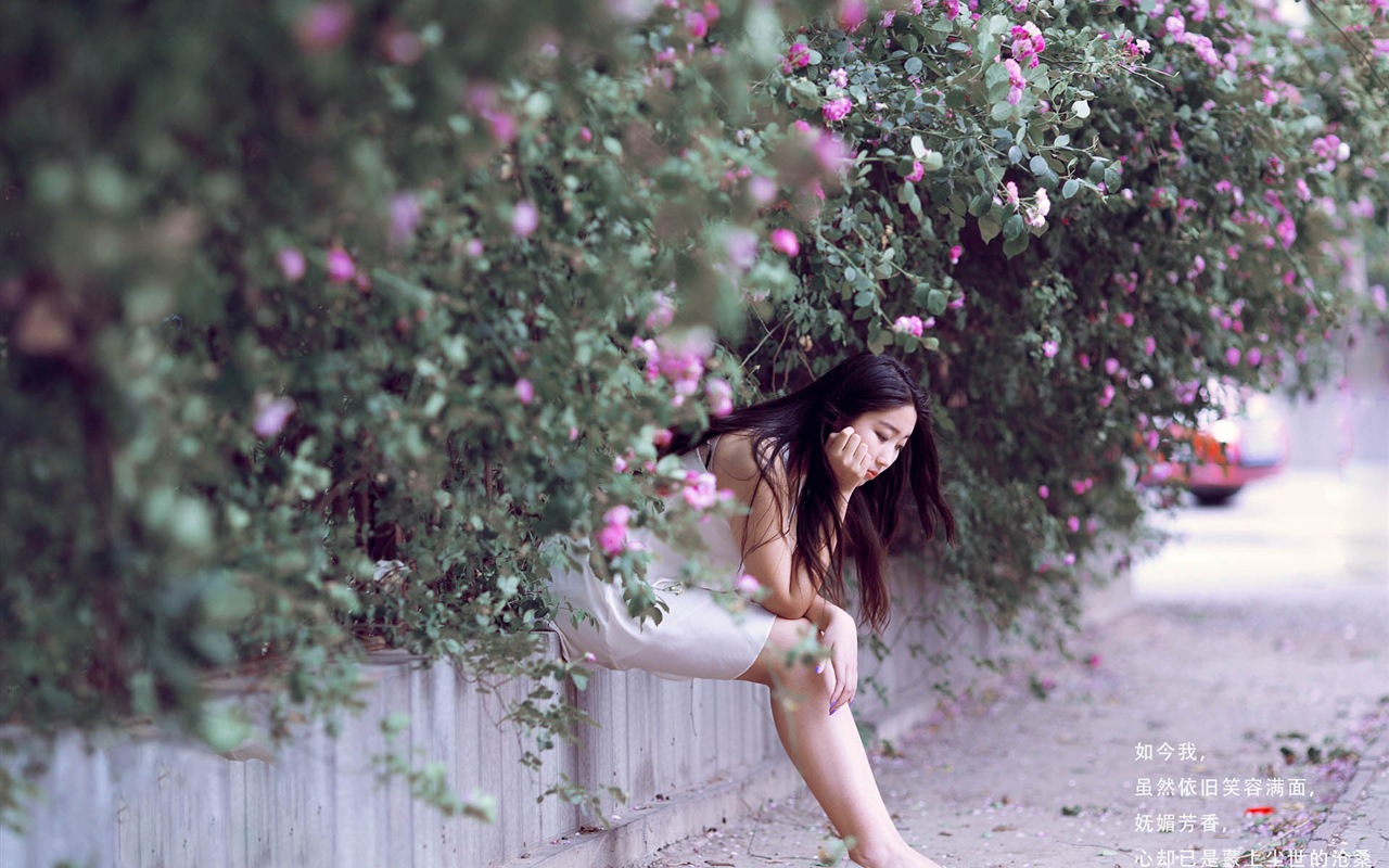 Hermosa chica con fondos de pantalla de alta definición de flores rosas #4 - 1280x800