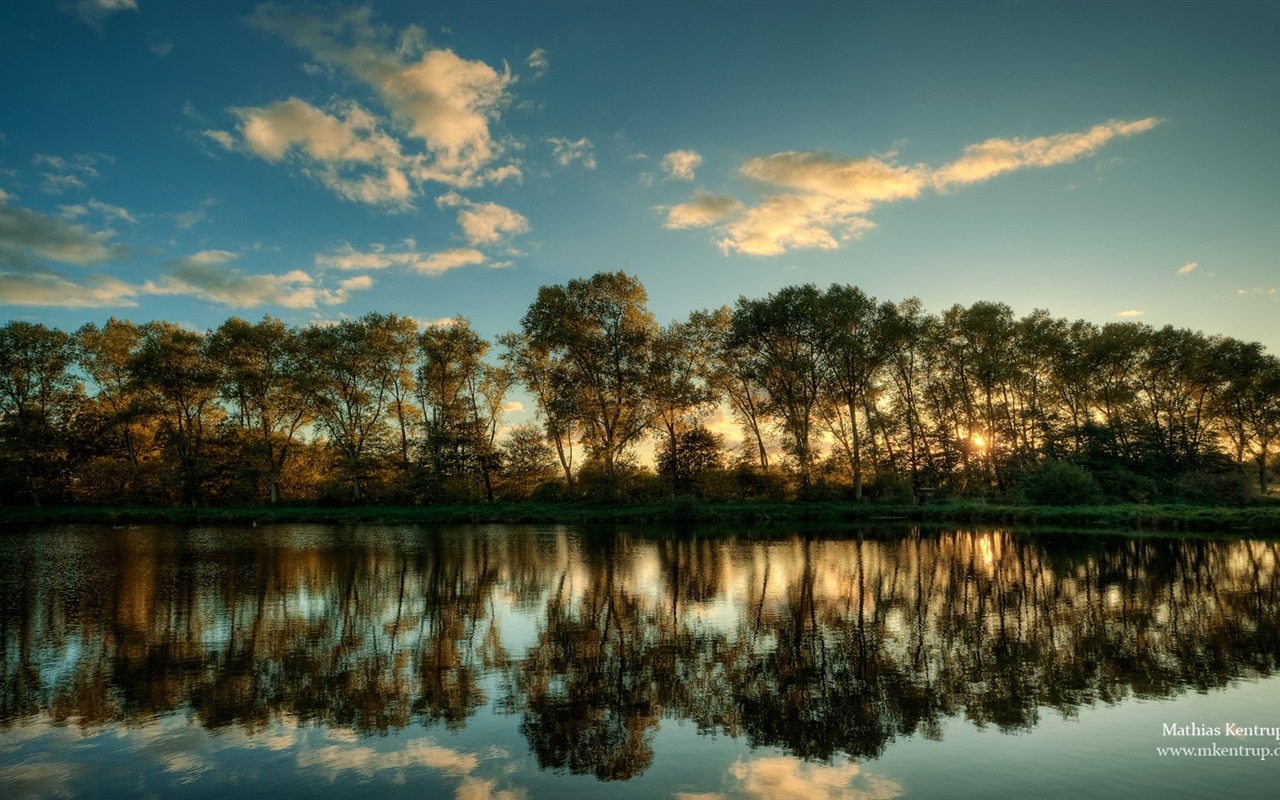 Stromy, hory, voda, východu a západu slunce, přírodní scenérie HD tapety #21 - 1280x800