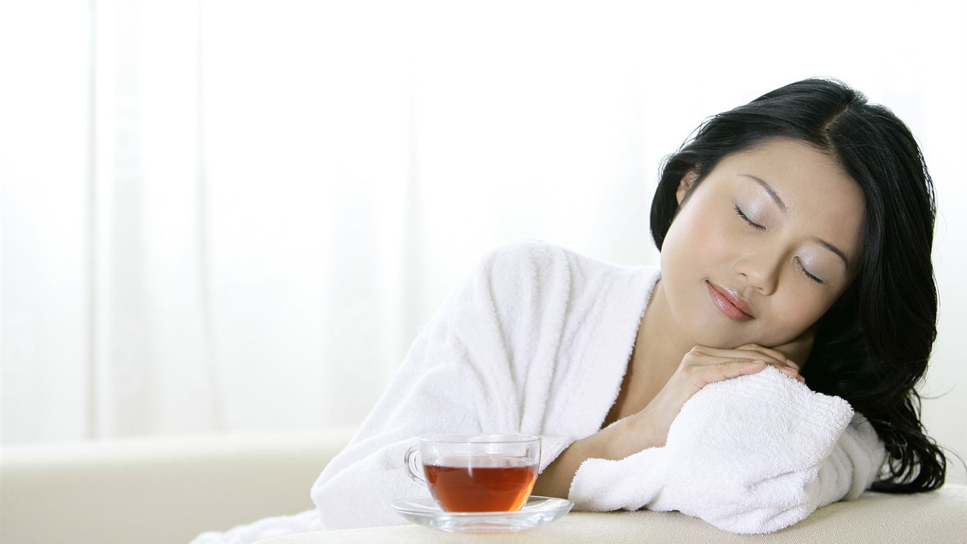 Modern woman's life wallpaper (1) #8 - 1366x768