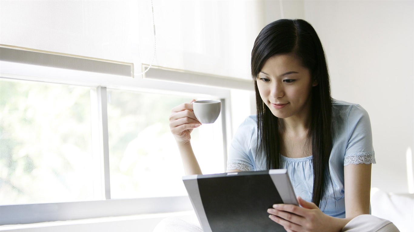 Modern woman's life wallpaper (1) #17 - 1366x768