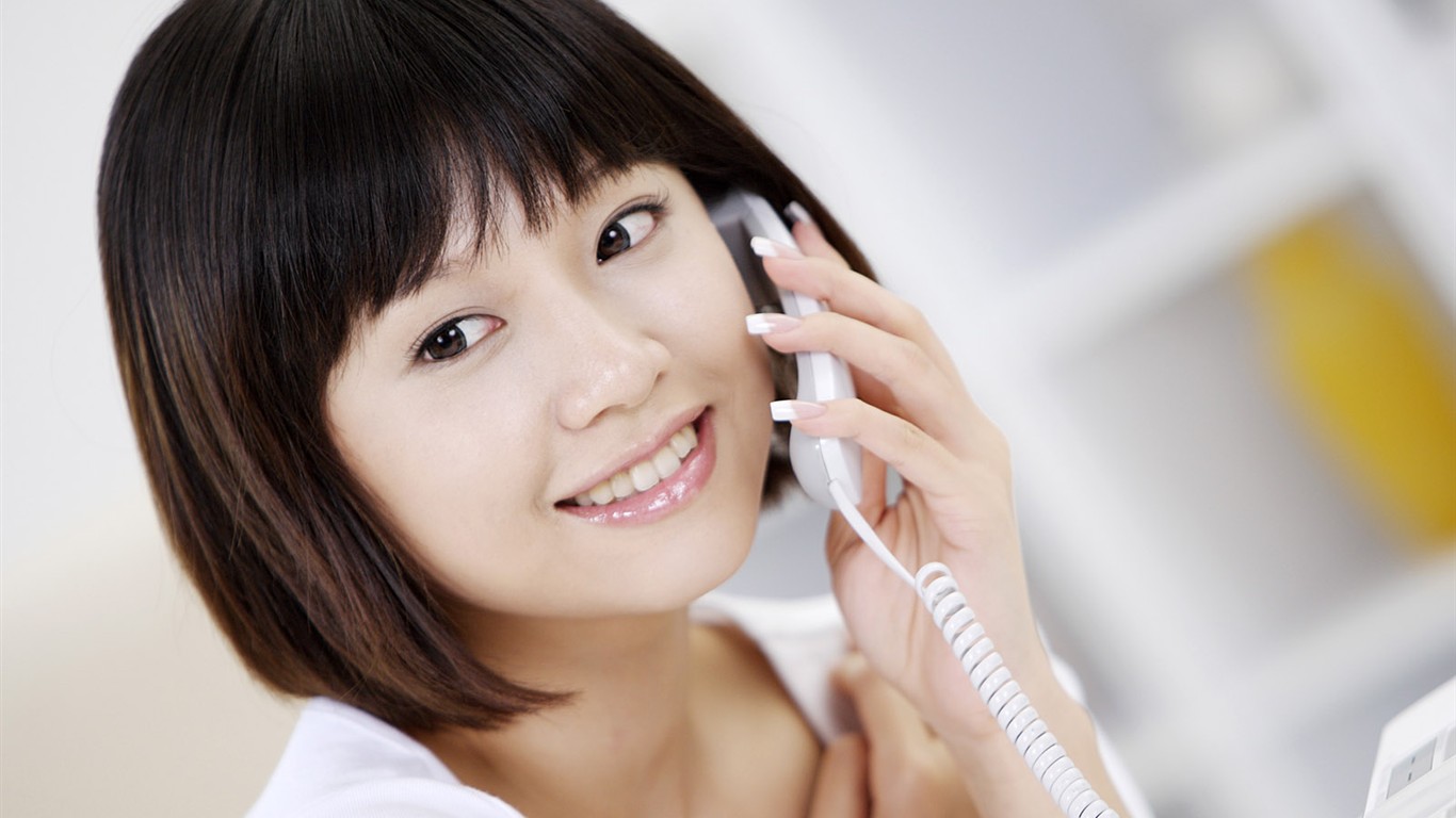 Modern woman's life wallpaper (2) #18 - 1366x768