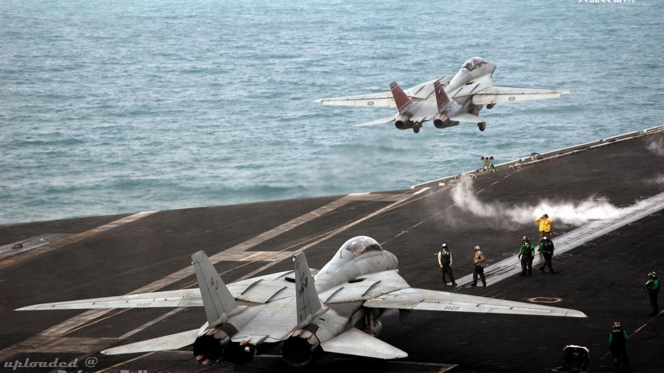 U. S. Navy F14 Tomcat bojovník #33 - 1366x768