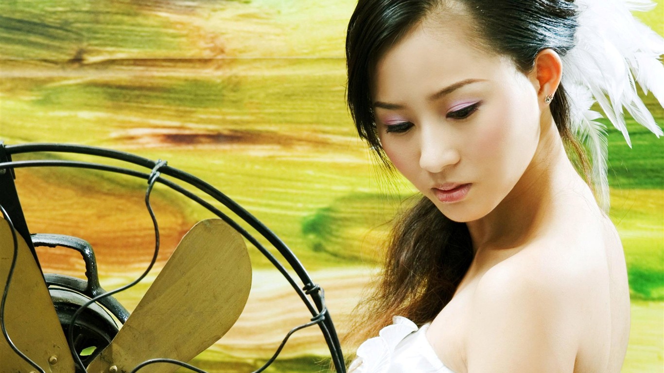 油畫背景前的白衣美女 #1 - 1366x768