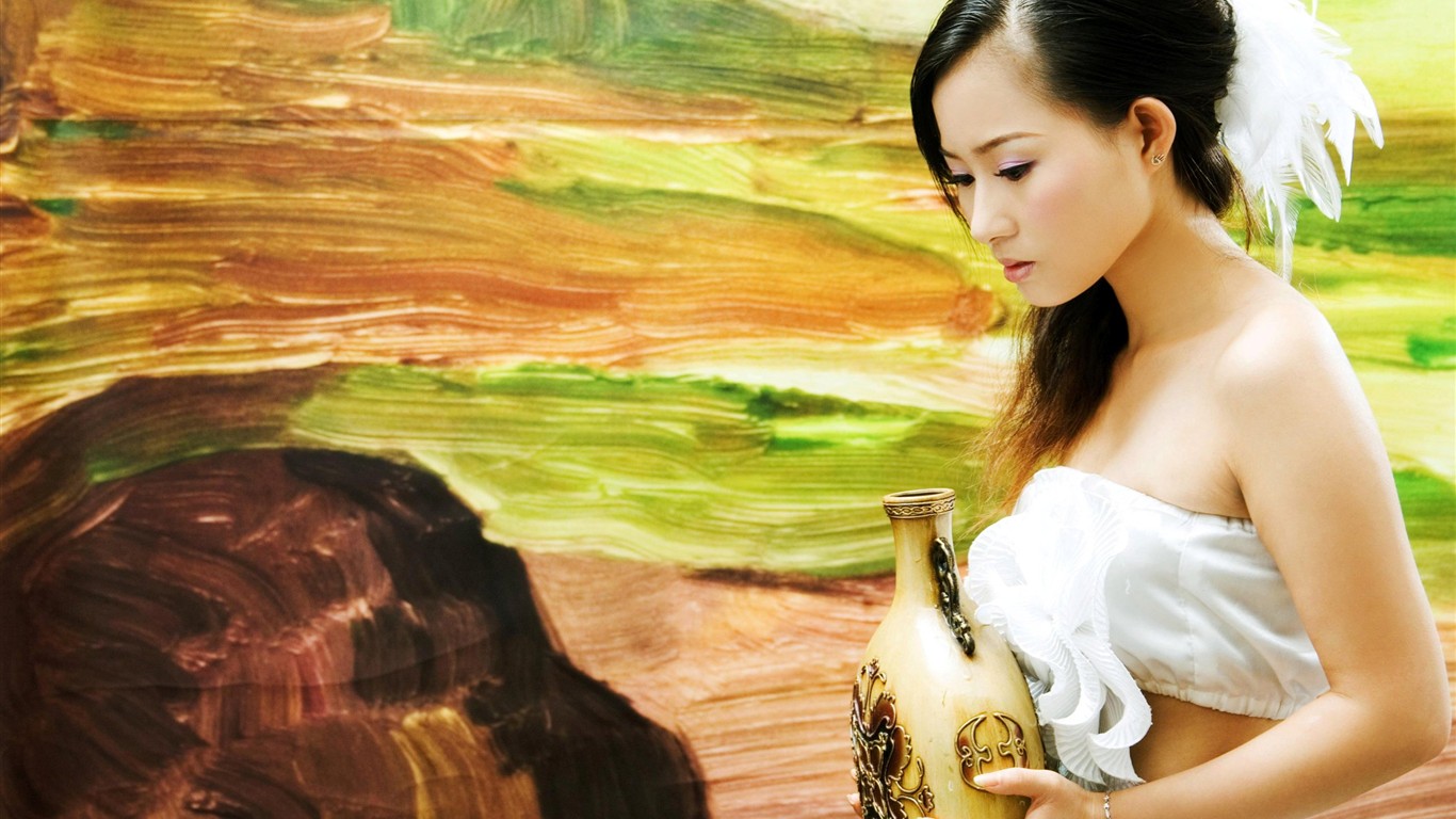 油畫背景前的白衣美女 #5 - 1366x768