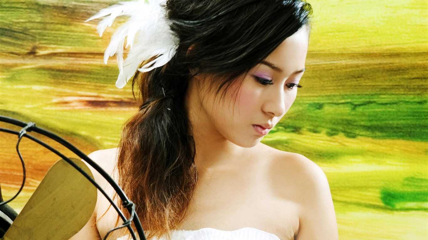 油畫背景前的白衣美女 #7 - 1366x768