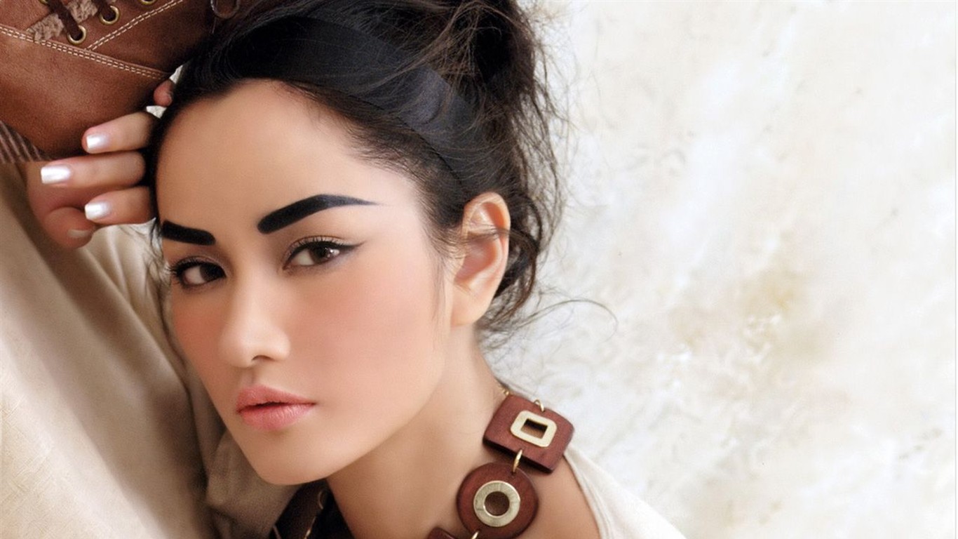 Qu Ying Supermodel Wallpapers #13 - 1366x768
