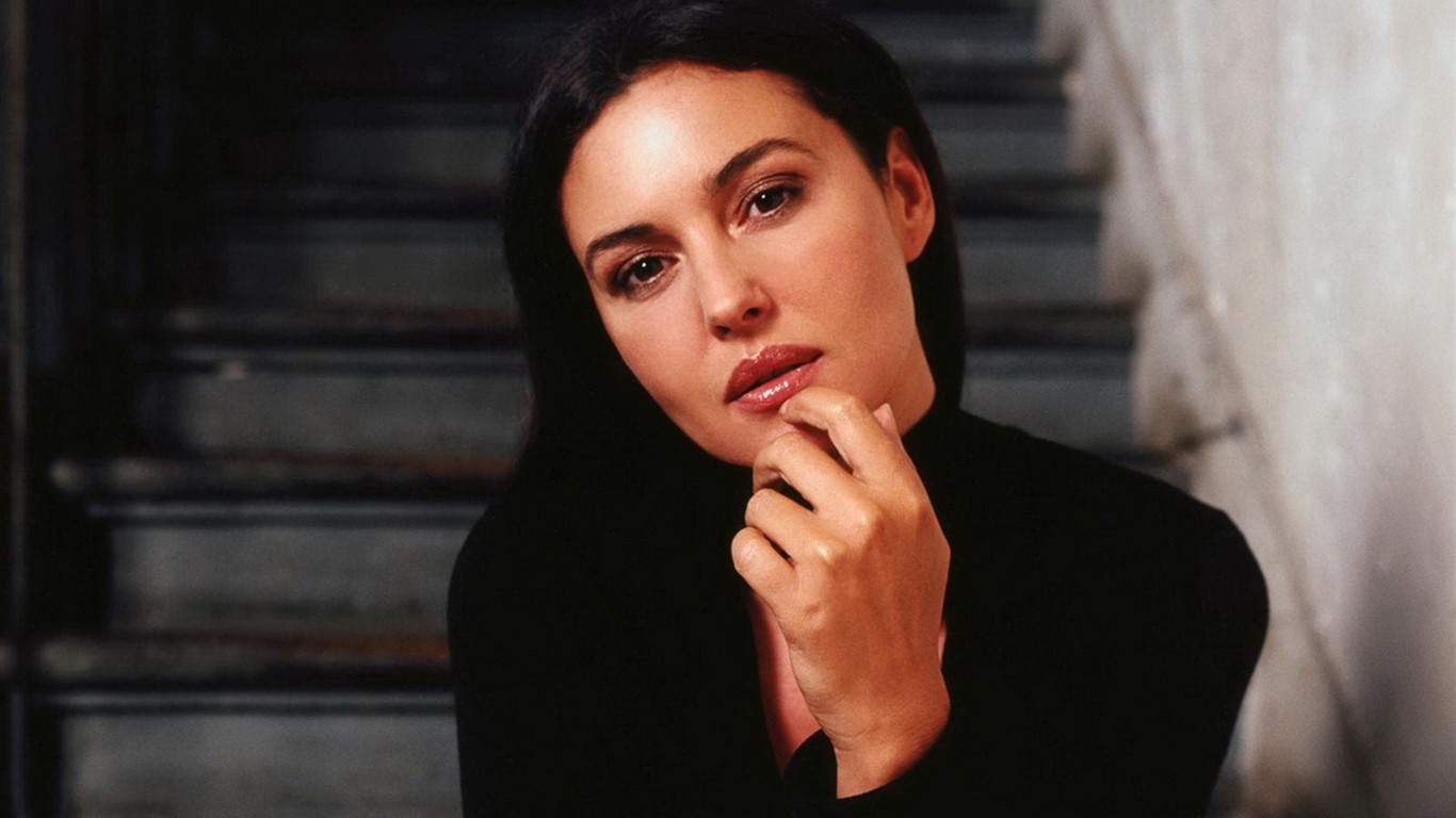 Monica Bellucci wallpaper #1 - 1366x768