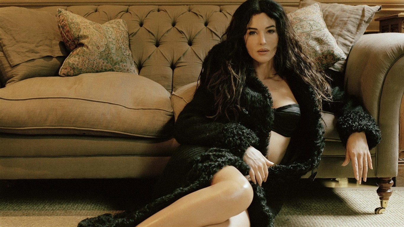 Monica Bellucci wallpaper #5 - 1366x768