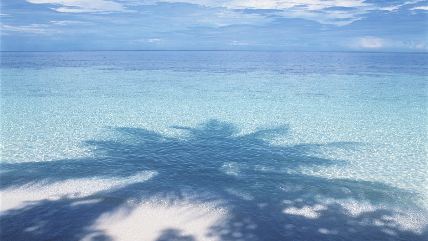 马尔代夫的水和天5 - 1366x768