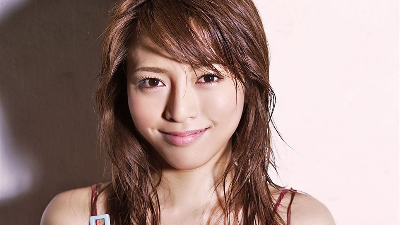 Yumiko Shaku fondos de pantalla belleza japonesa #6 - 1366x768