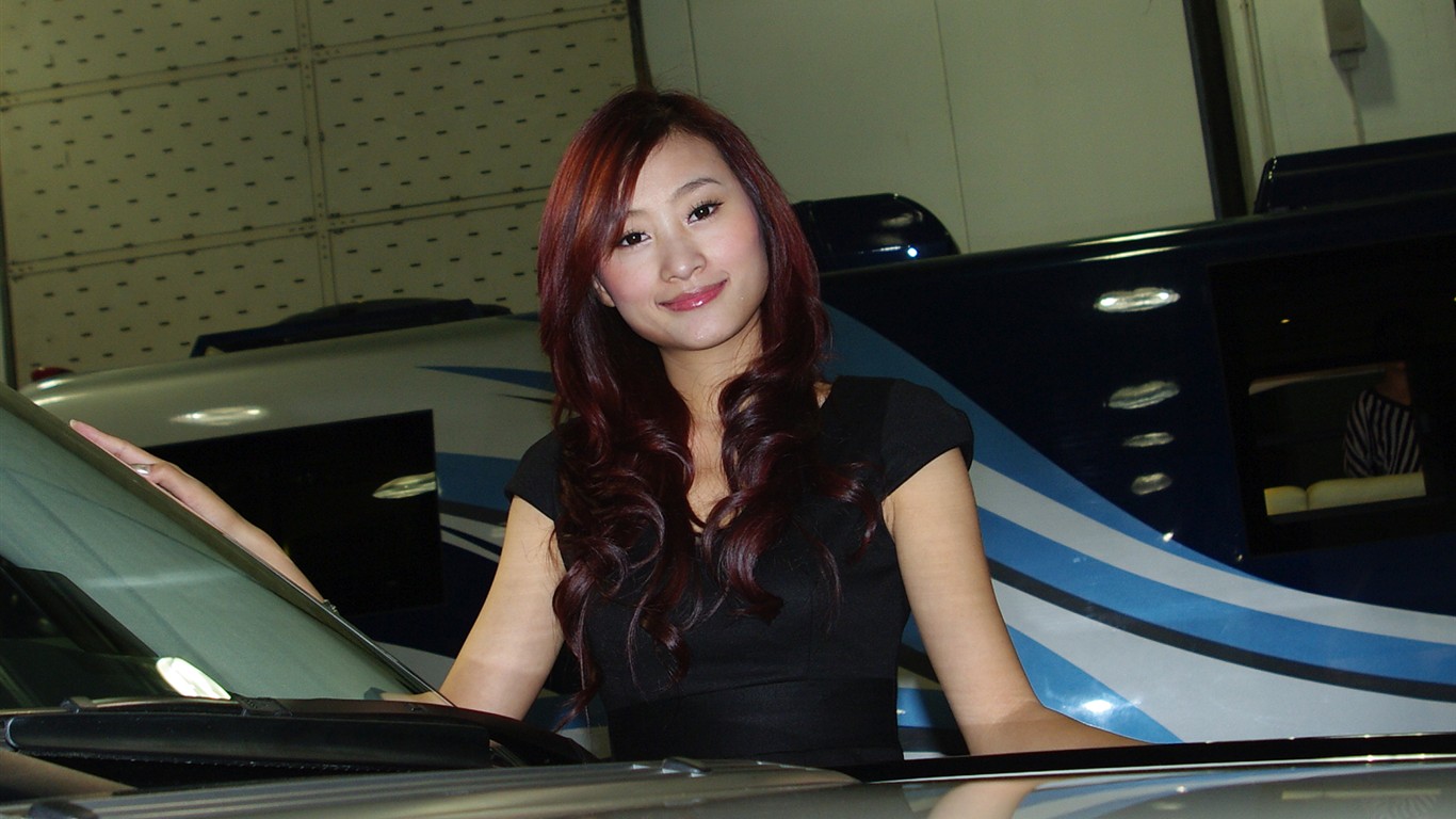 Auto Salon Model Wallpapers #15 - 1366x768