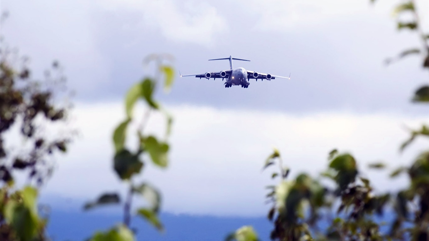 El avión militar de fondo de pantalla #16 - 1366x768