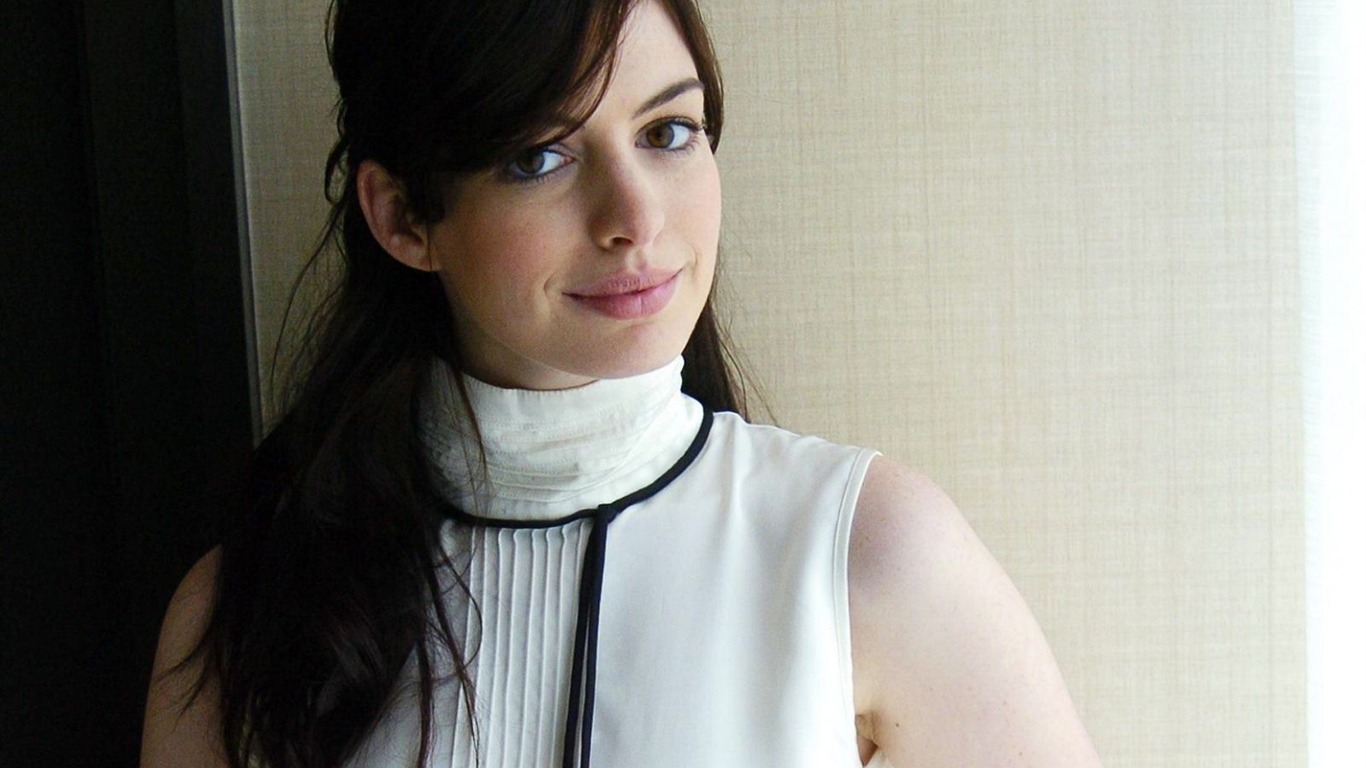 Anne Hathaway krásnou tapetu #2 - 1366x768