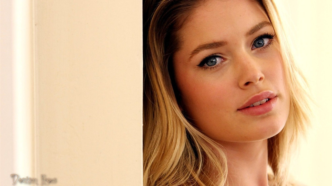 Doutzen Kroes beau fond d'écran #4 - 1366x768