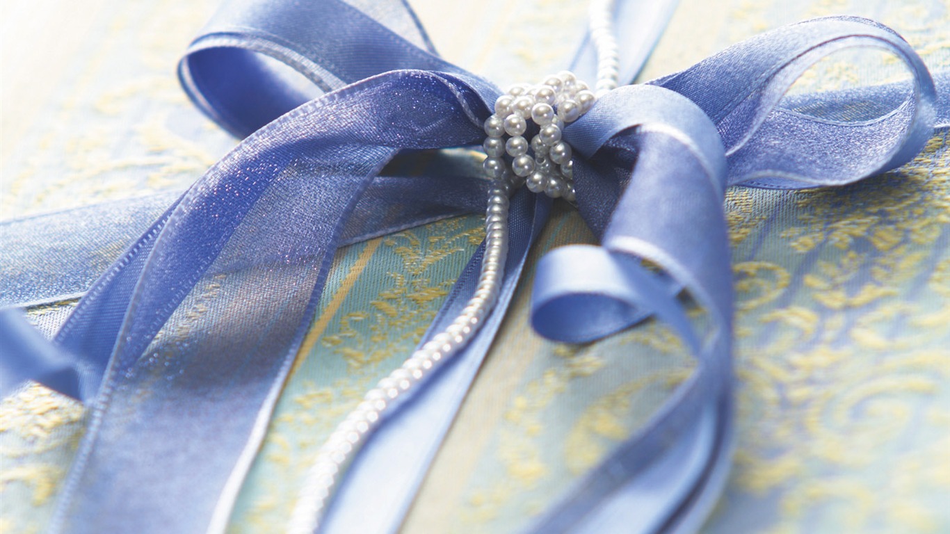Gift decoration wallpaper (1) #16 - 1366x768