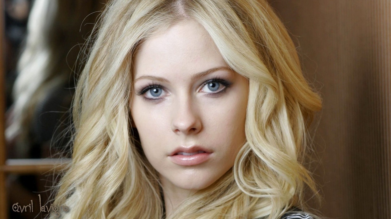 Avril Lavigne beautiful wallpaper #1 - 1366x768