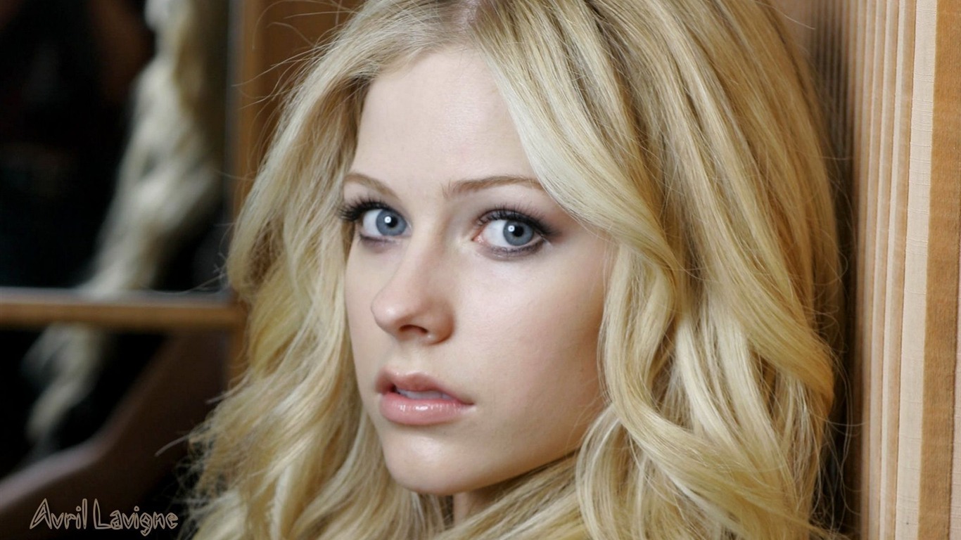 Avril Lavigne 艾薇儿·拉维妮 美女壁纸10 - 1366x768