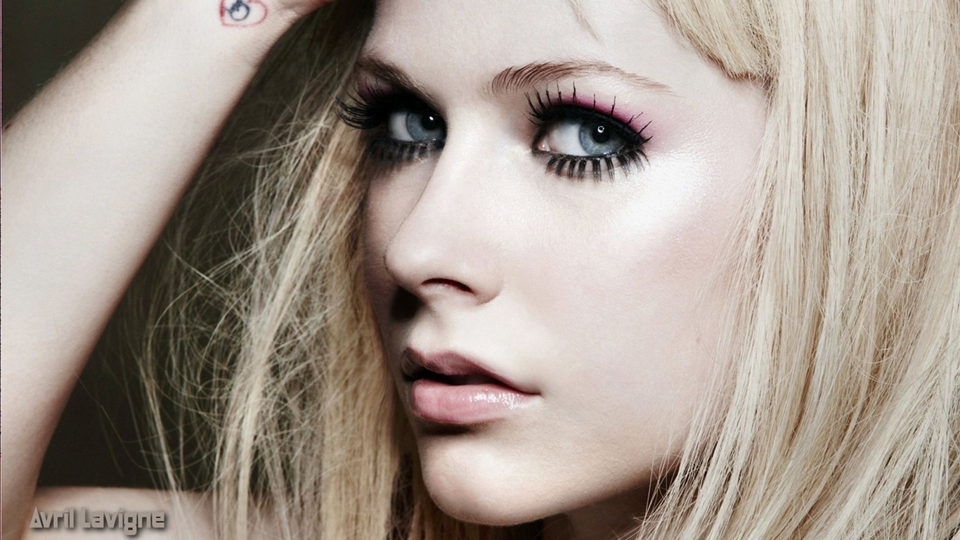 Avril Lavigne krásnou tapetu #13 - 1366x768