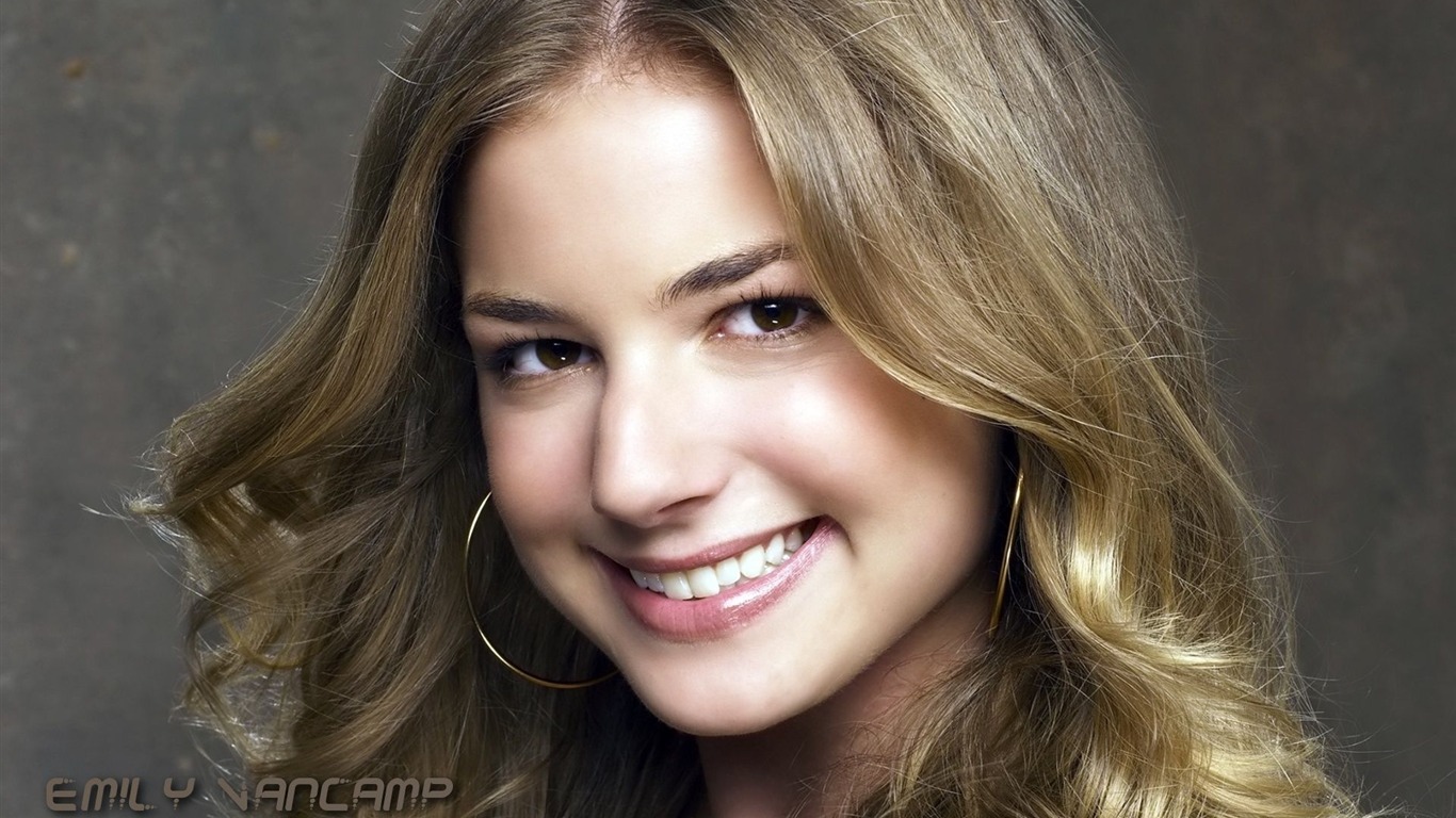 Emily VanCamp krásnou tapetu #6 - 1366x768