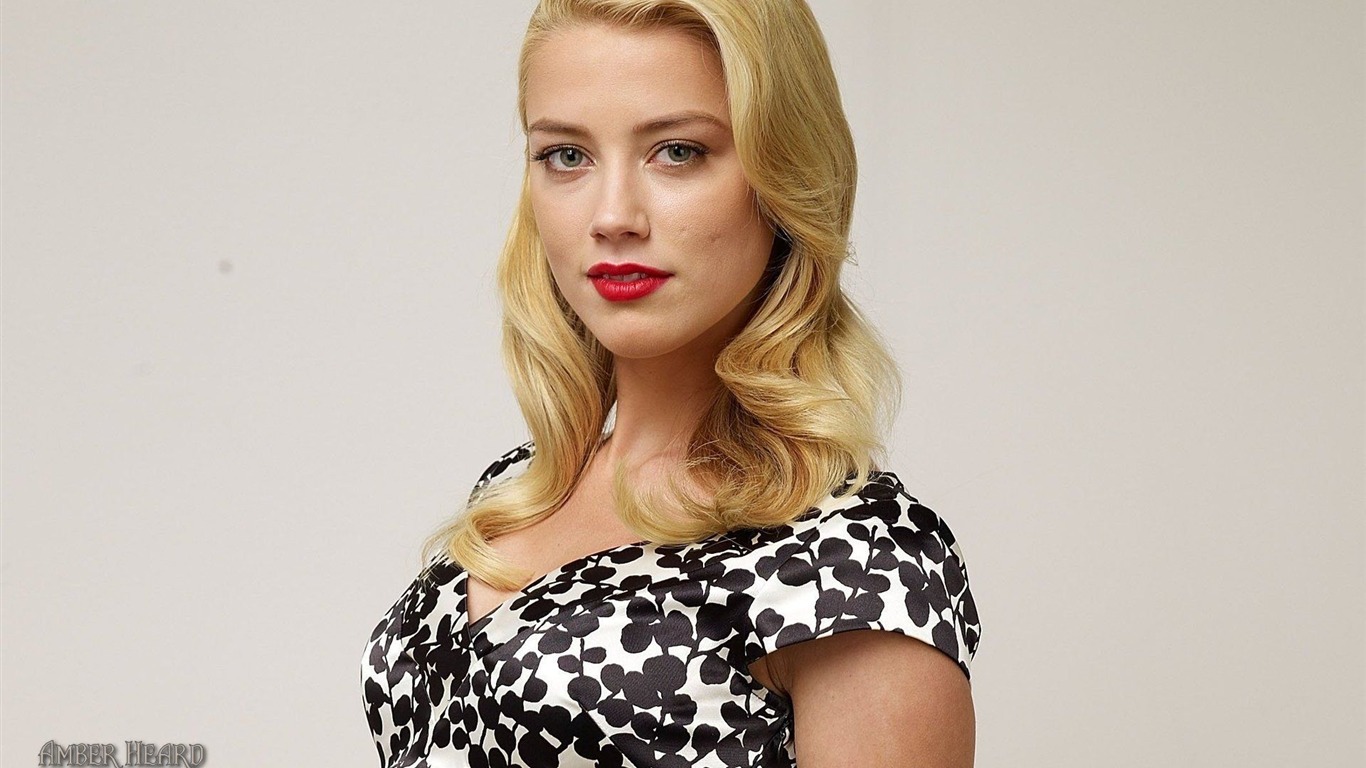 Amber Heard hermoso fondo de pantalla #7 - 1366x768