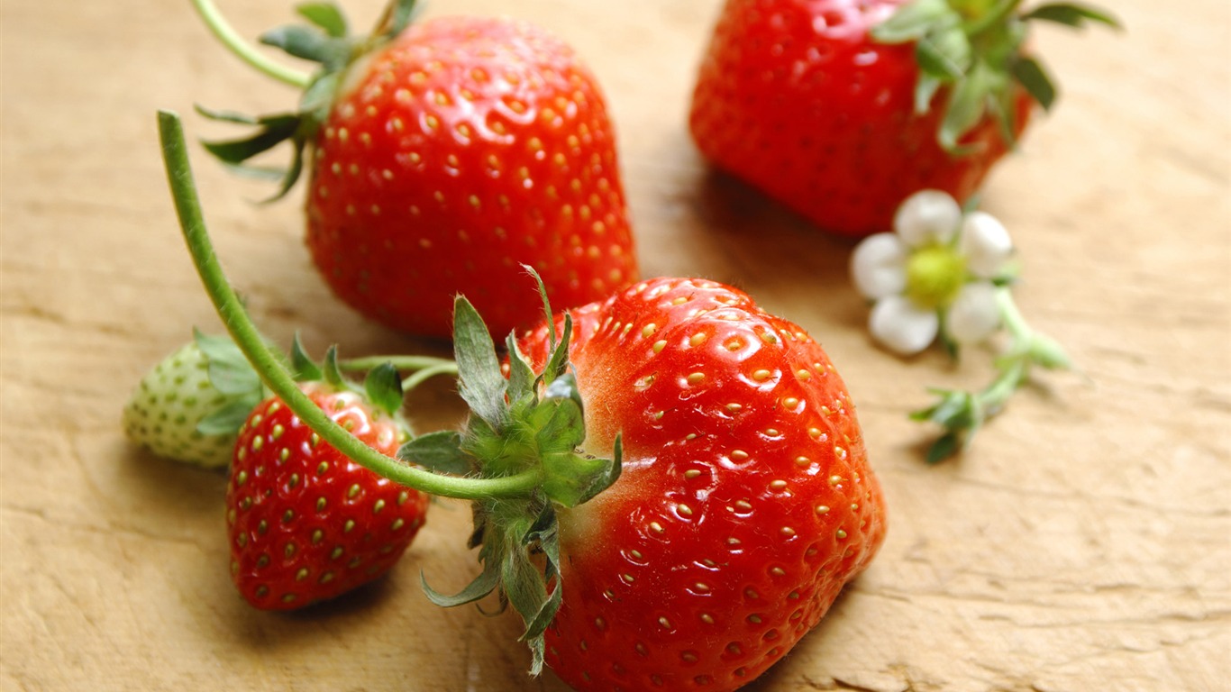 HD wallpaper fresh strawberries #2 - 1366x768
