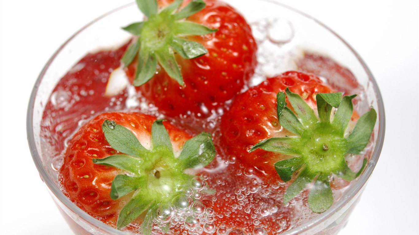 HD wallpaper fresh strawberries #7 - 1366x768