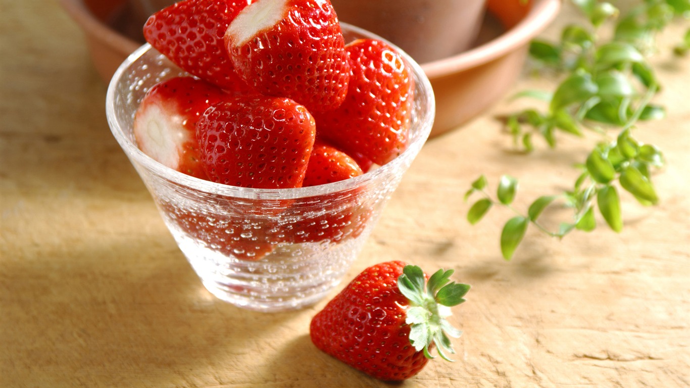 HD wallpaper fresh strawberries #8 - 1366x768