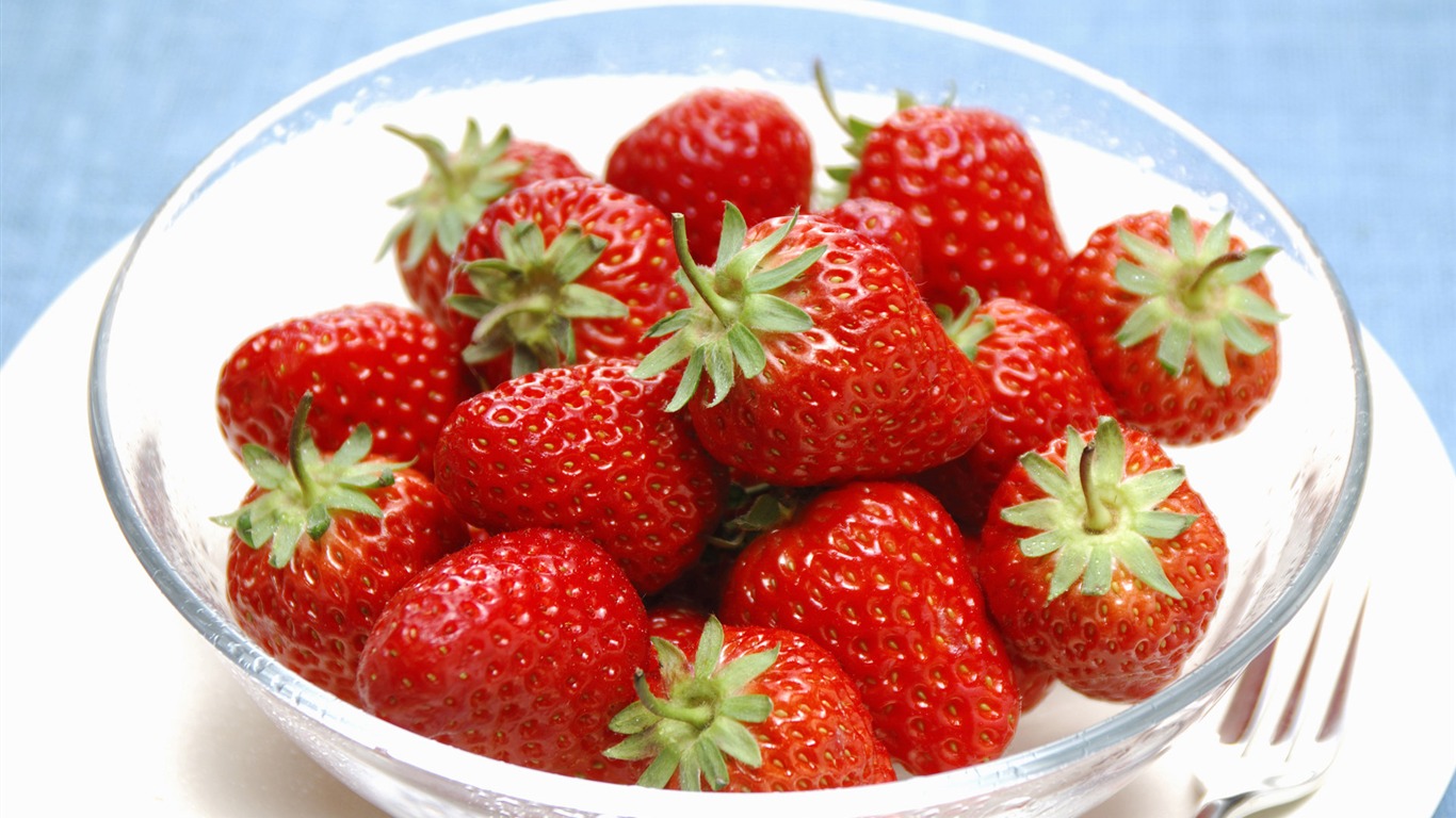 HD wallpaper fresh strawberries #9 - 1366x768