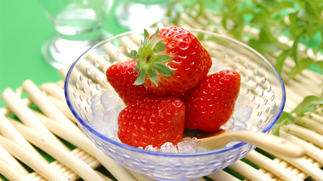 HD wallpaper fresh strawberries #10 - 1366x768
