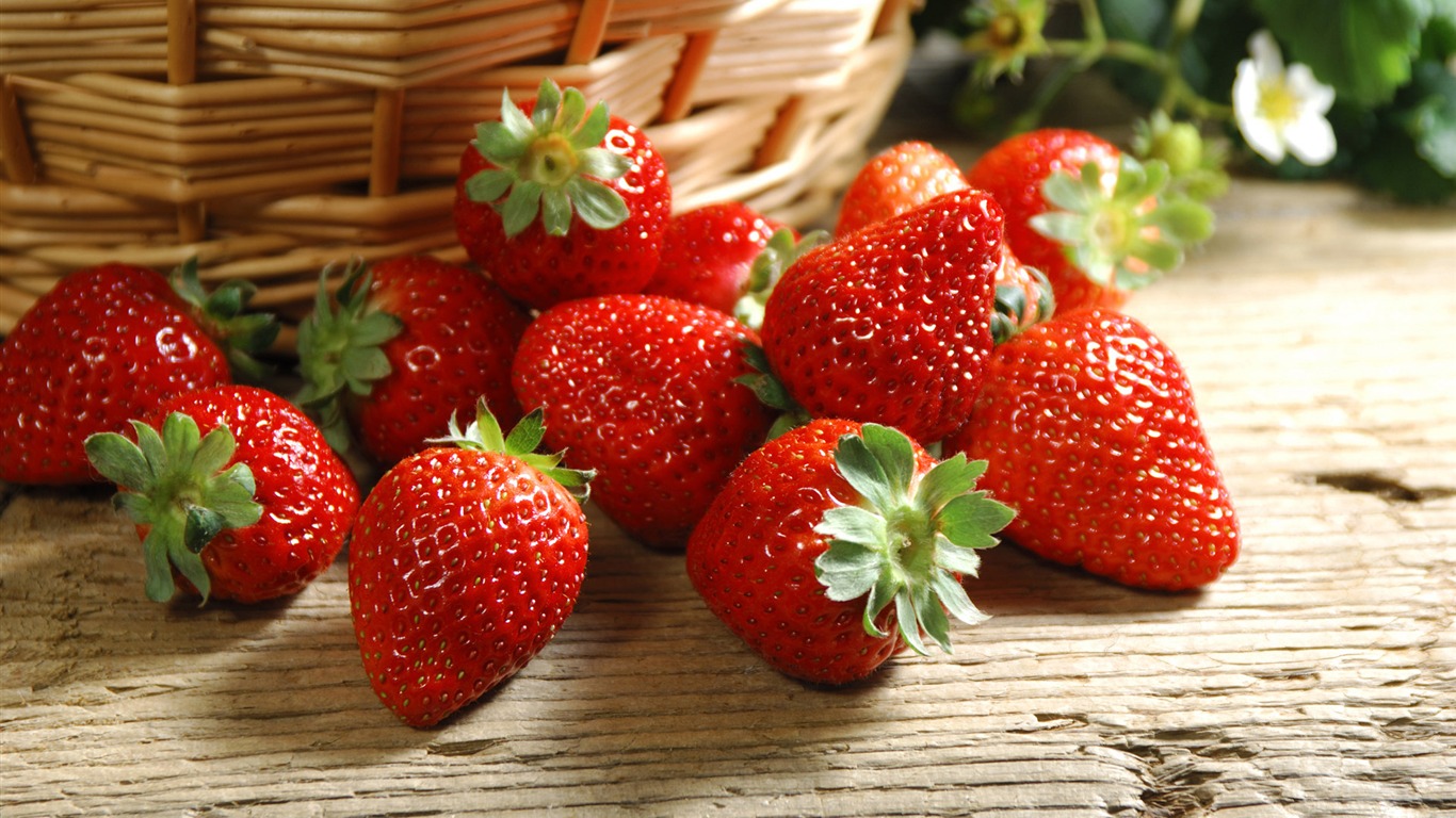 HD wallpaper fresh strawberries #11 - 1366x768