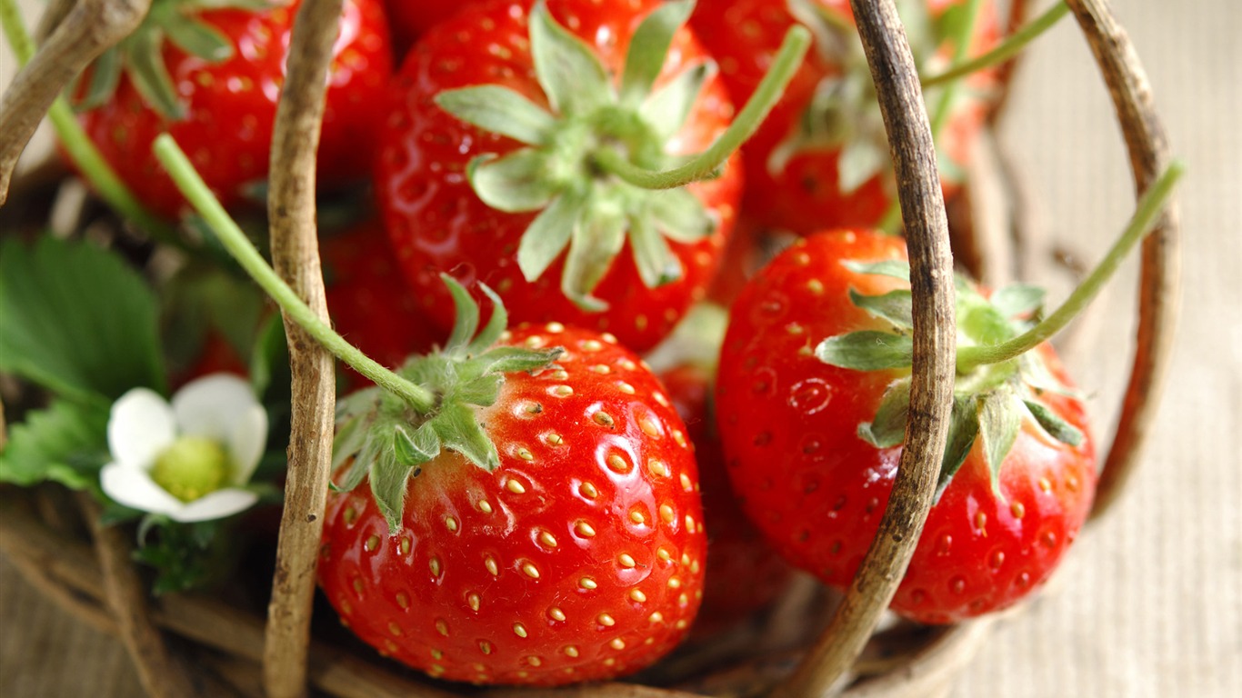 HD wallpaper fresh strawberries #13 - 1366x768