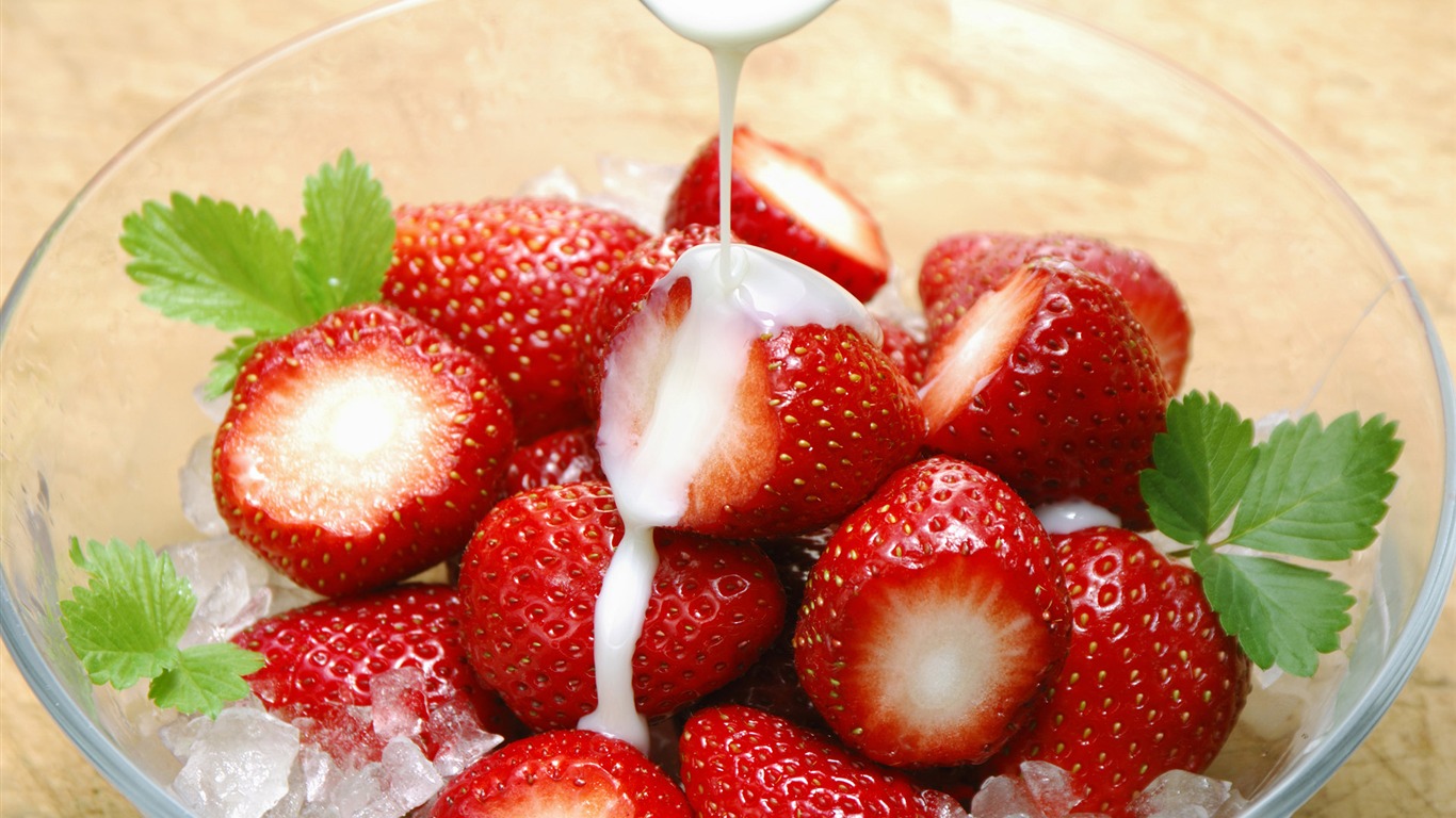 HD wallpaper fresh strawberries #15 - 1366x768