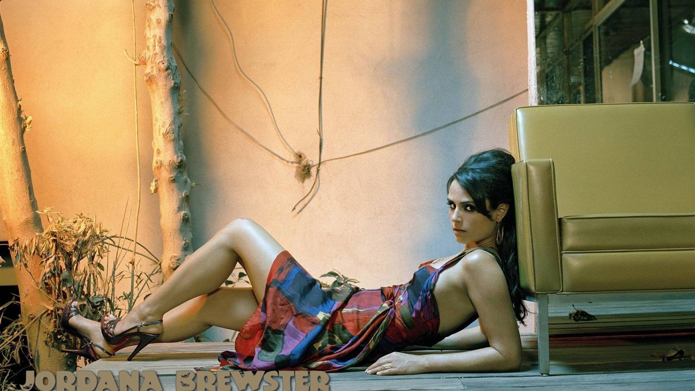 Jordana Brewster krásnou tapetu #21 - 1366x768