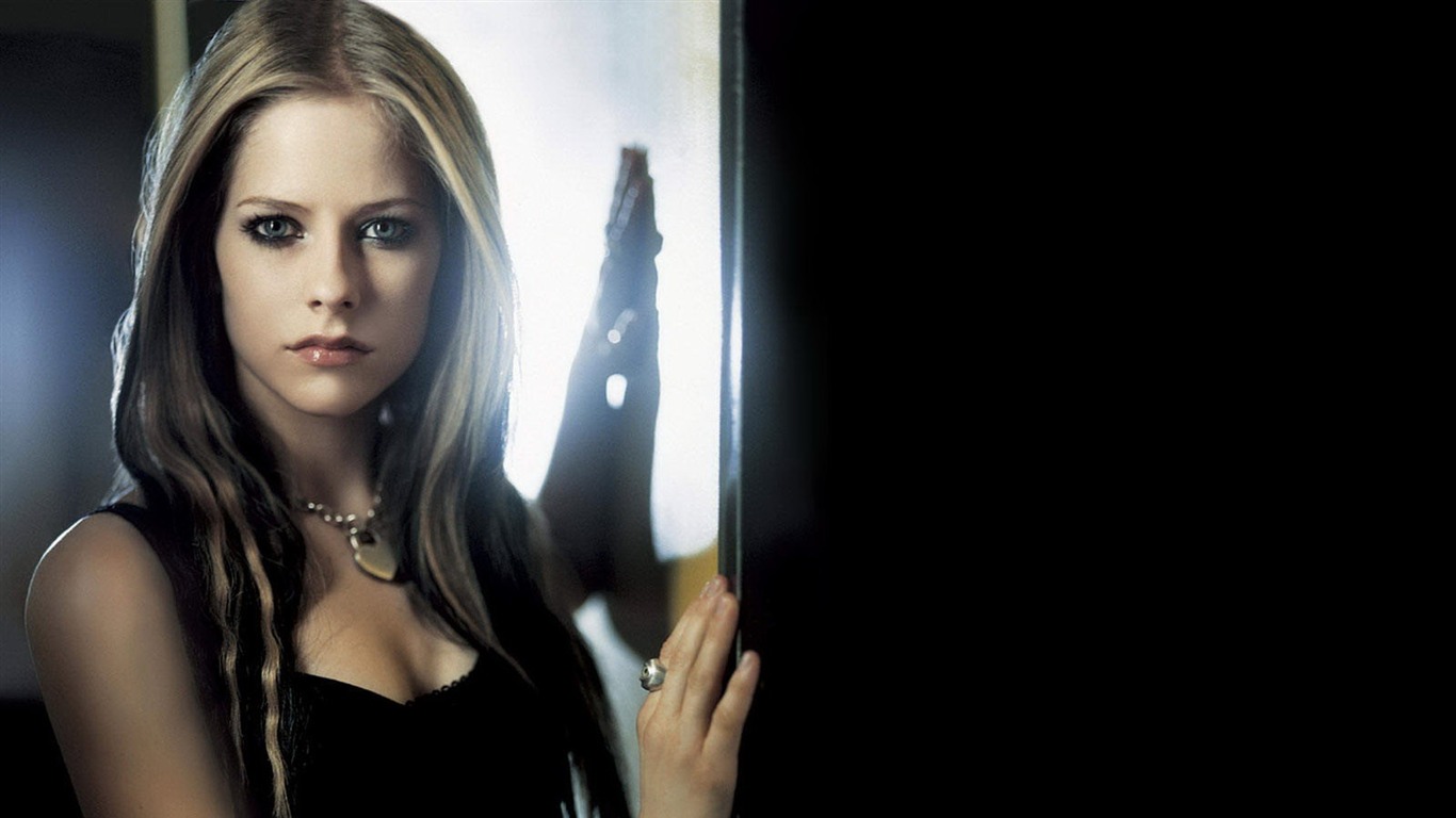 Avril Lavigne 艾薇儿·拉维妮 美女壁纸(三)4 - 1366x768