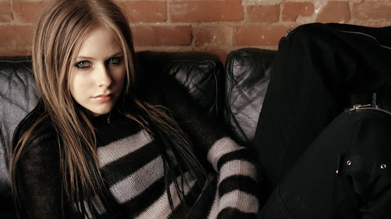 Avril Lavigne krásnou tapetu (3) #17 - 1366x768