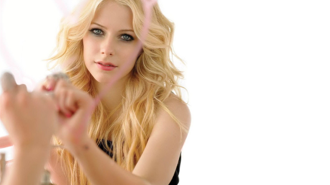 Avril Lavigne krásnou tapetu (3) #39 - 1366x768