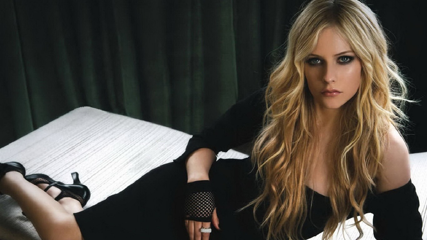 Avril Lavigne krásnou tapetu (3) #42 - 1366x768