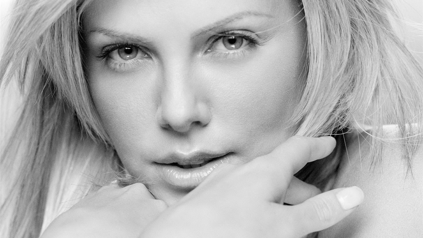 Charlize Theron krásná tapeta (2) #7 - 1366x768