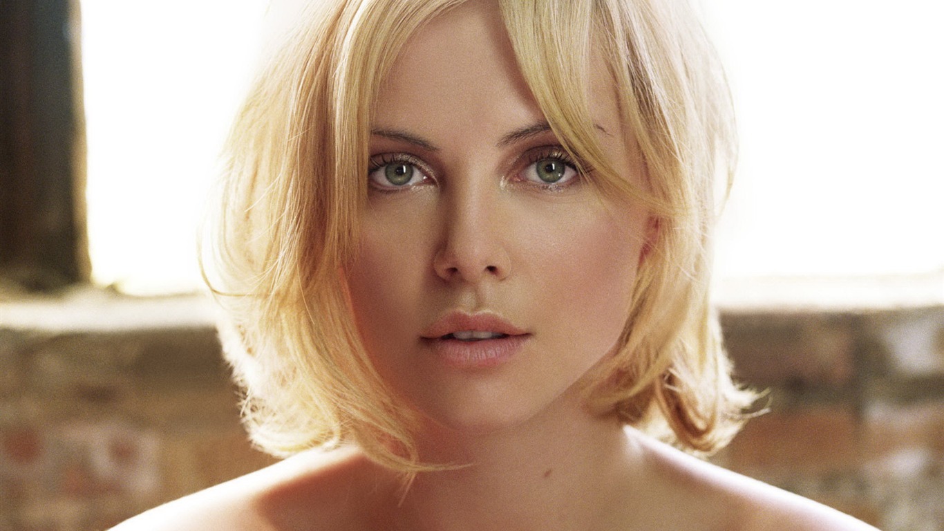 Charlize Theron krásná tapeta (2) #17 - 1366x768