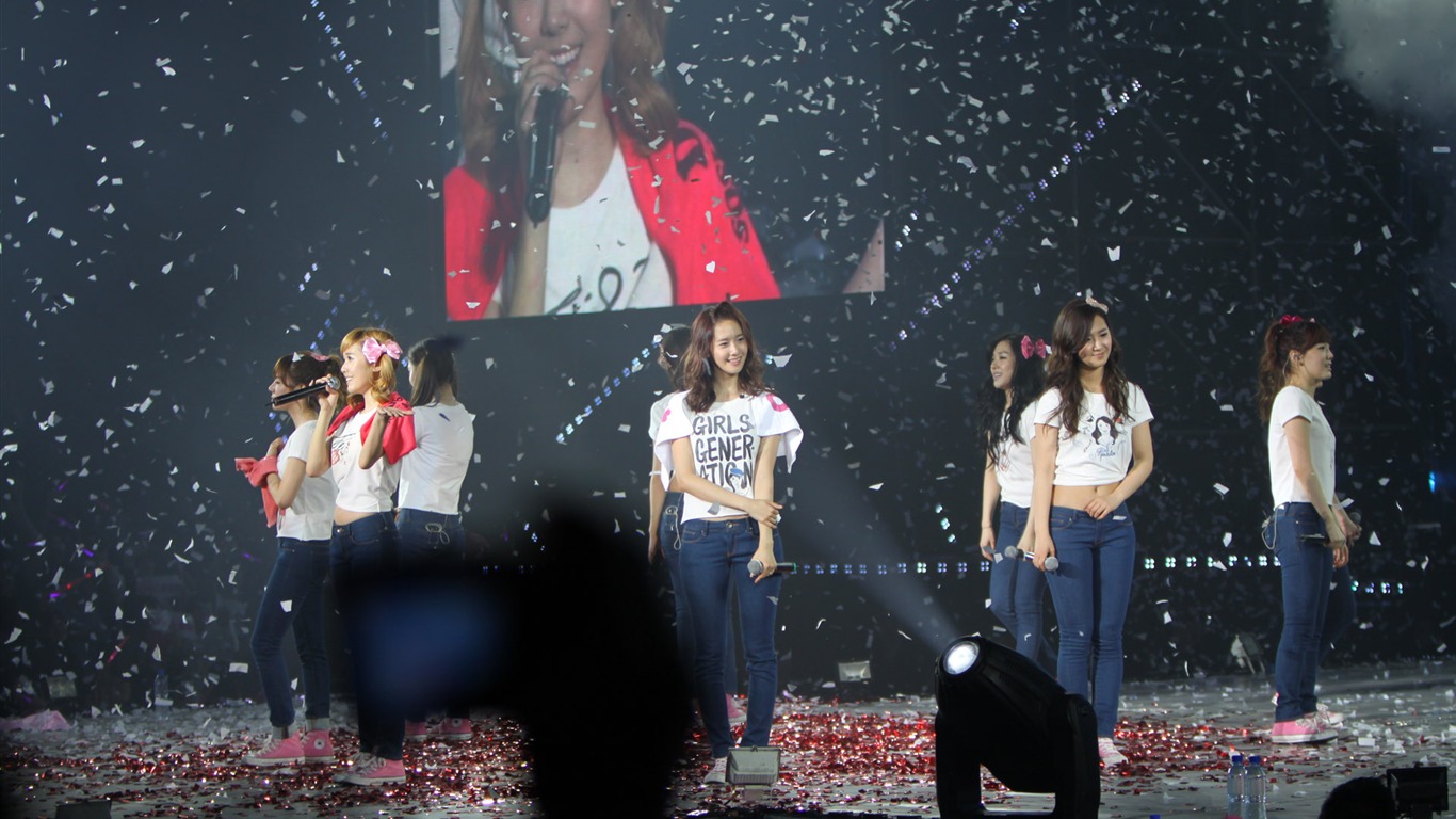 Girls Generation concert wallpaper (1) #10 - 1366x768