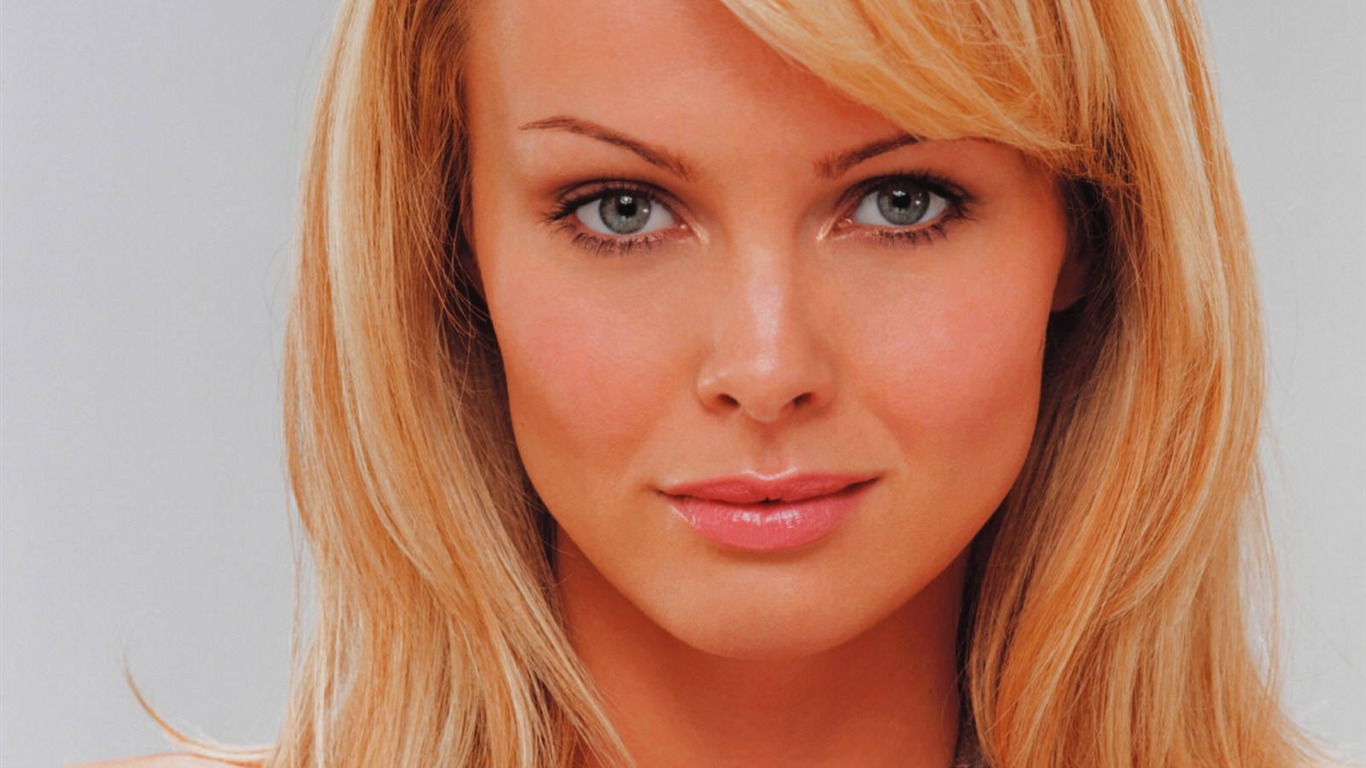 Izabella Scorupco krásnou tapetu #10 - 1366x768